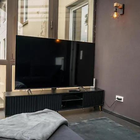 Modern Black 4 Mit Balkon Apartment *