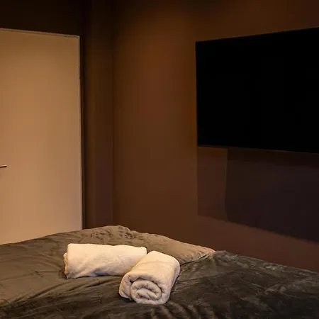 Modern Black 4 Mit Balkon Apartment *